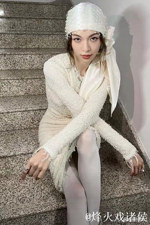 时尚风范:国内优质白色丝袜与高跟鞋的完美搭配 时尚风范:国内优质白色丝袜与高跟鞋的完美搭配