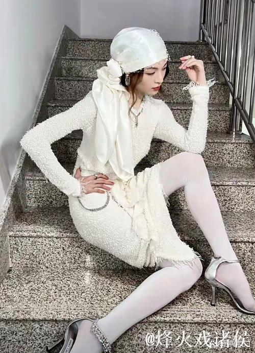 时尚风范:国内优质白色丝袜与高跟鞋的完美搭配 时尚风范:国内优质白色丝袜与高跟鞋的完美搭配